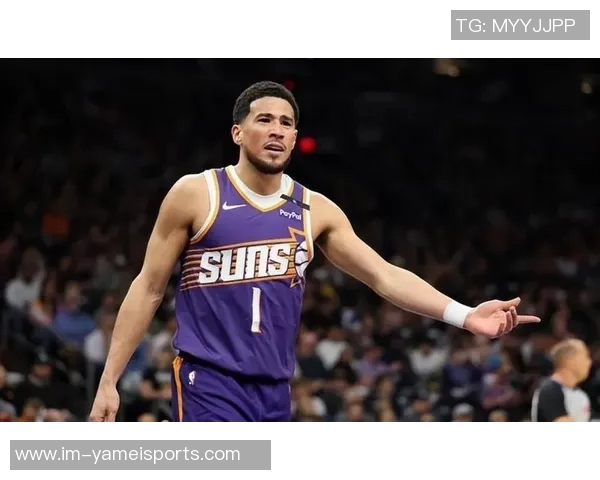 布克首节表现出色三分球未中依然轻松拿下12分2板2助